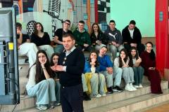 photo_5307918097517843063_y